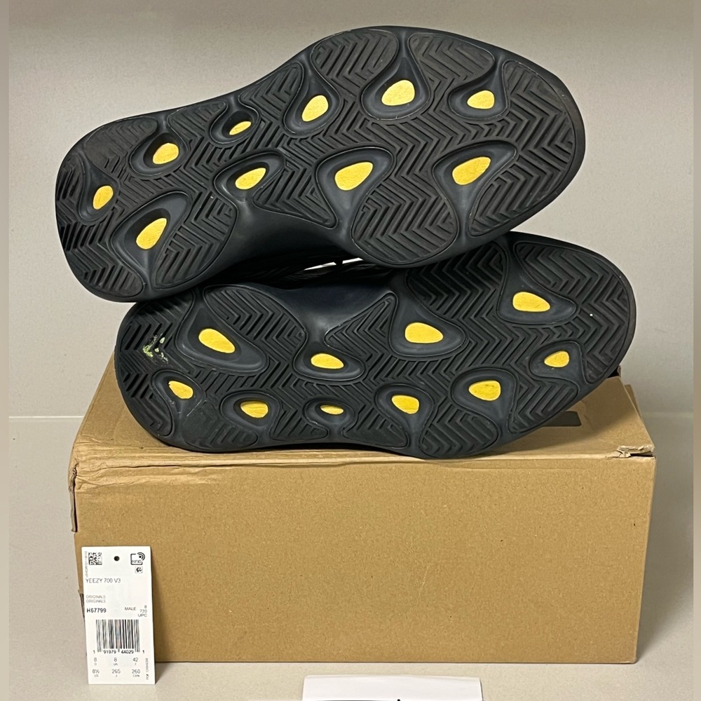 adidas Yeezy 700 V3 Dark Glow - Picture 6 of 7